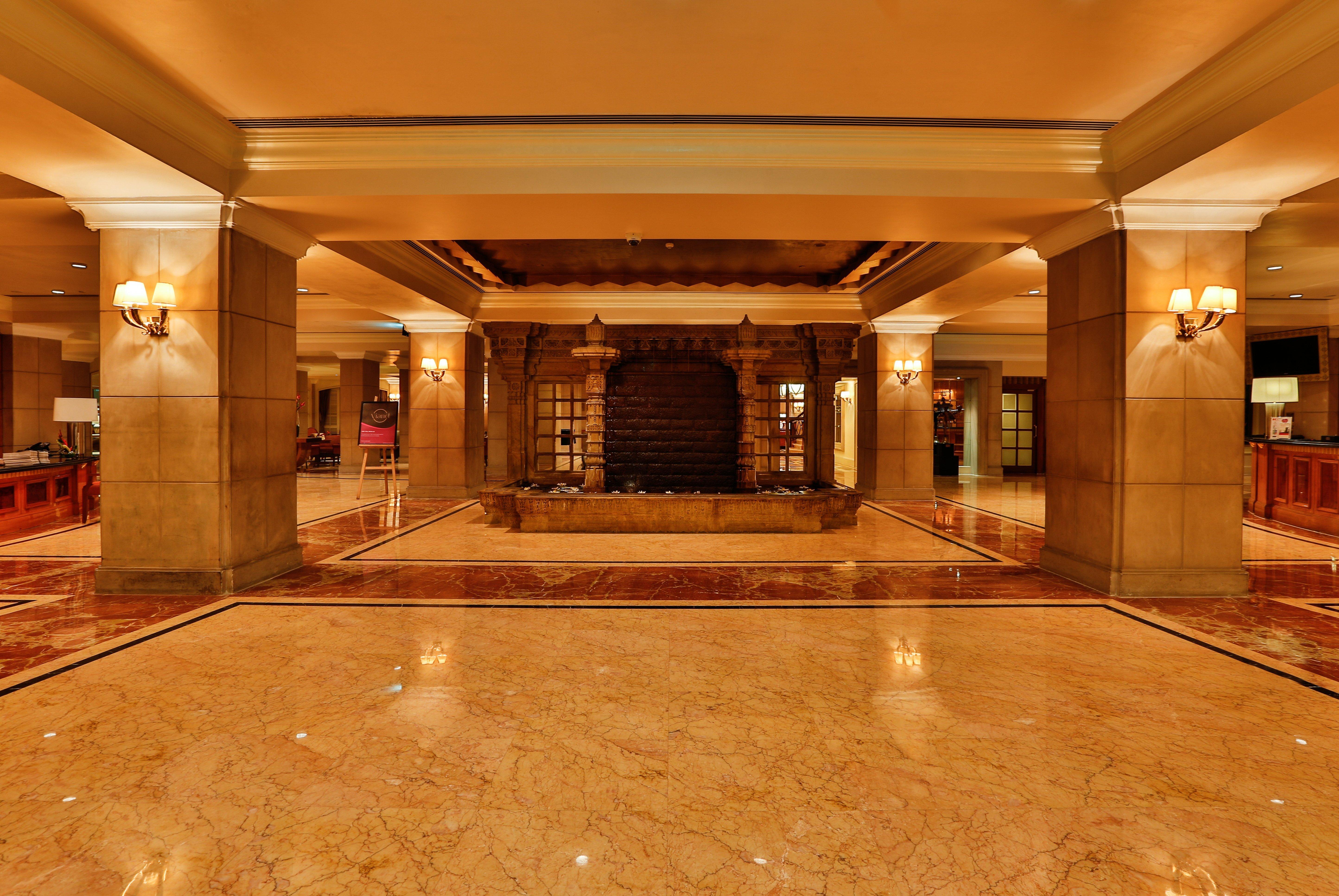 크라운 플라자 첸나이 아디아르 파크 호텔 외부 사진 The lobby of the hotel