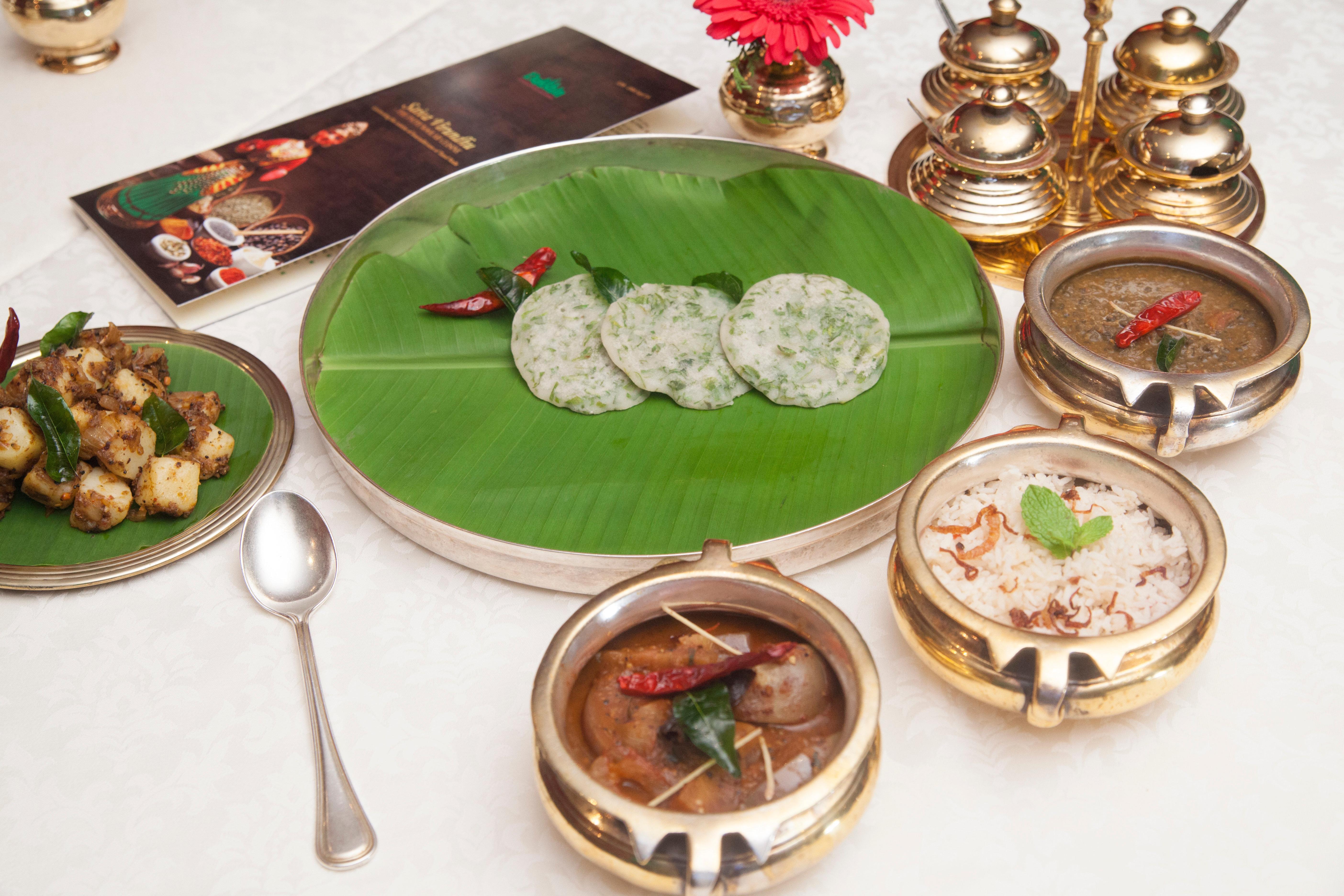 크라운 플라자 첸나이 아디아르 파크 호텔 외부 사진 A typical vegetarian meal at a hotel in India