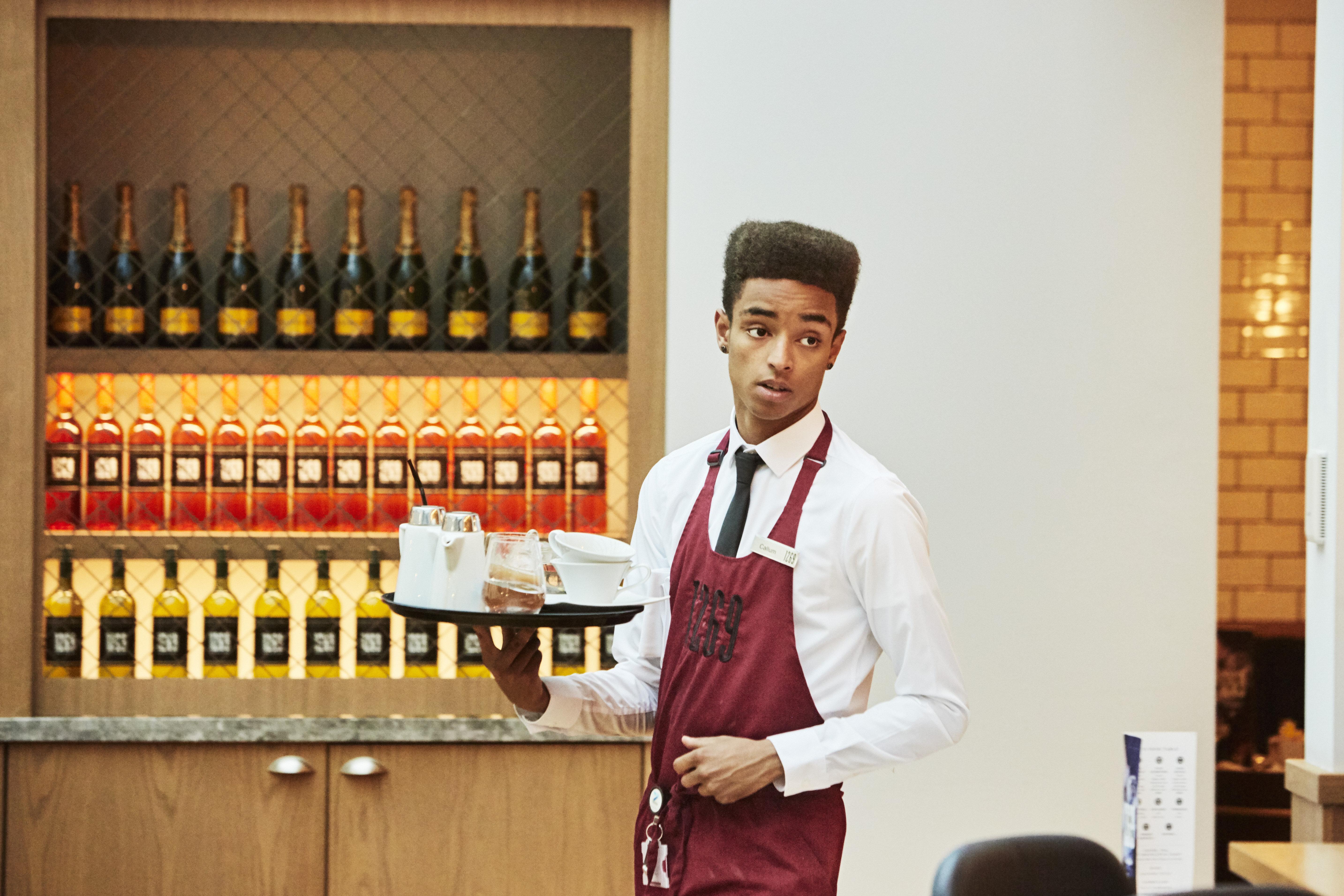 크라운 플라자 첸나이 아디아르 파크 호텔 외부 사진 A waiter in a restaurant