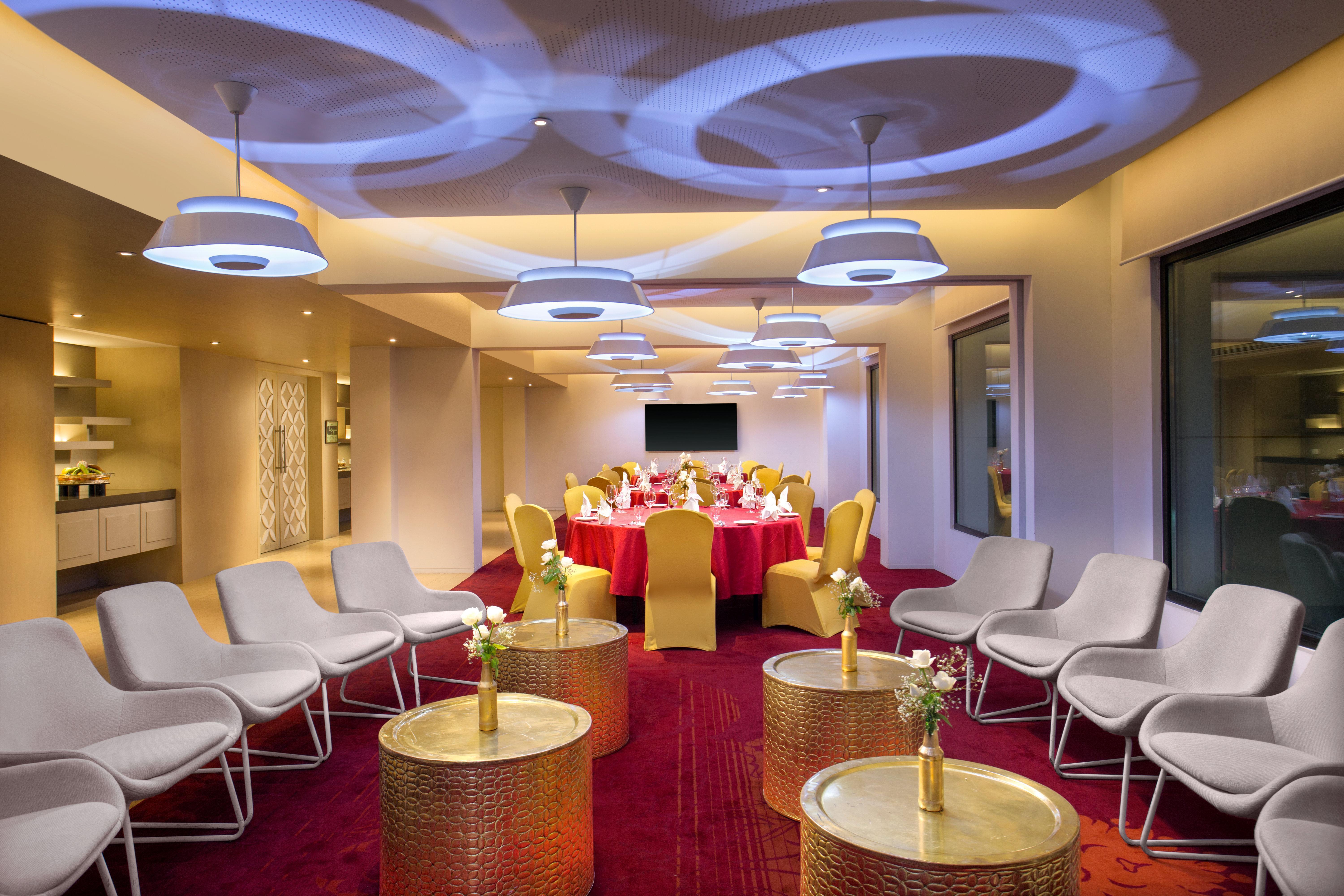 크라운 플라자 첸나이 아디아르 파크 호텔 외부 사진 The Club Lounge at the airport