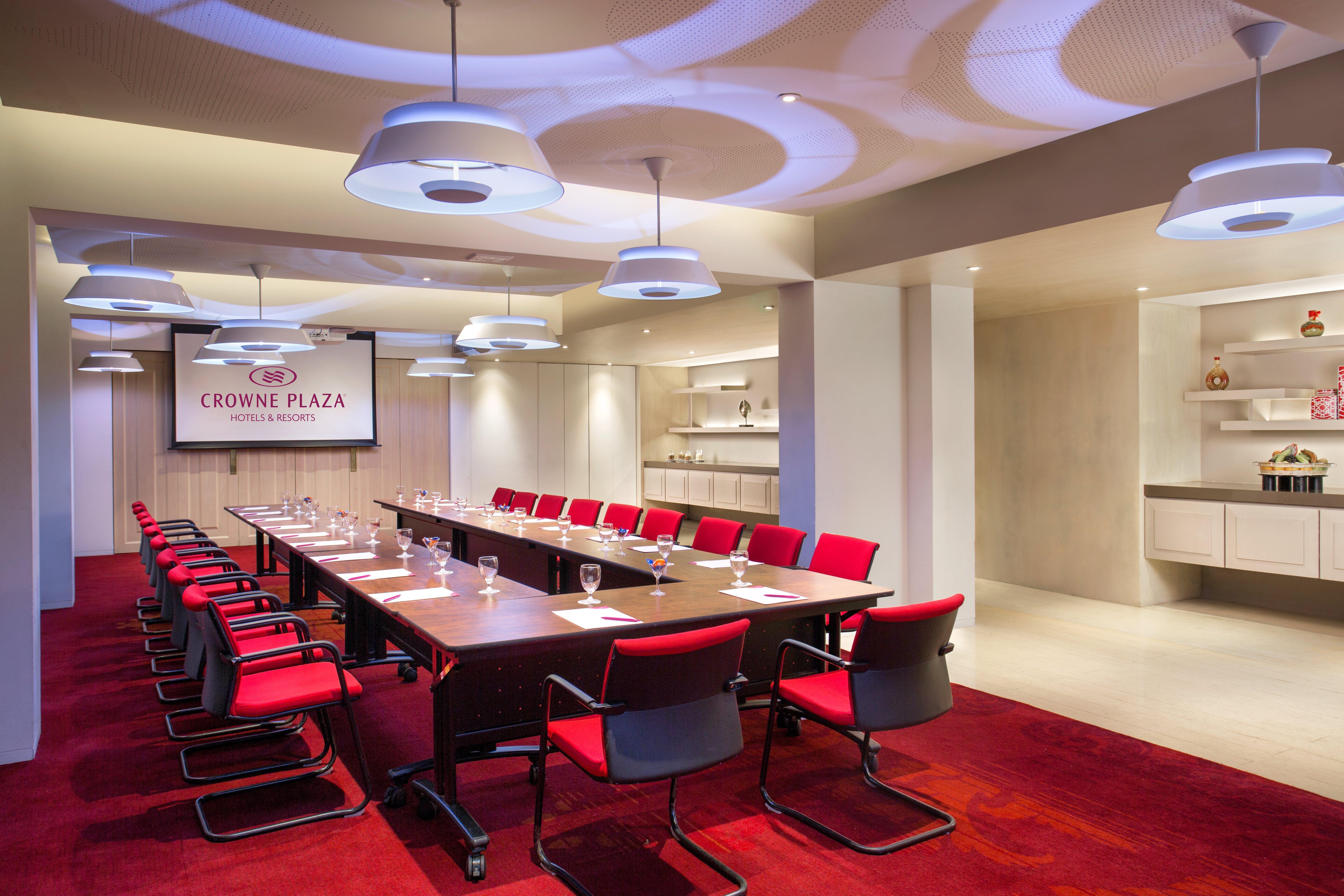 크라운 플라자 첸나이 아디아르 파크 호텔 외부 사진 Meeting room at the hotel